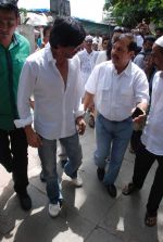 Shahrukh Khan at Ashok Mehta_s funeral in Mumbai on 17th Aug 2012 (149).JPG